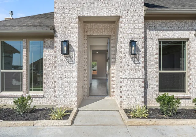 Photo 3 of Single family home for sale at 217 Seminole Trl, Alvarado, TX 76009 | MLS# 21293329 | Listing updated on 2026-10-07