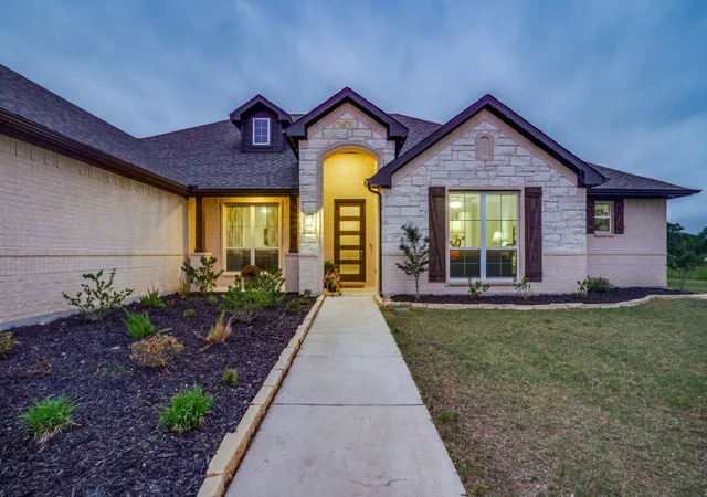 Photo 3 of Single family home for sale at 3940 Vista Oak Dr, Royse City, TX 75189 | MLS# 21293491 | Listing updated on 2026-08-22