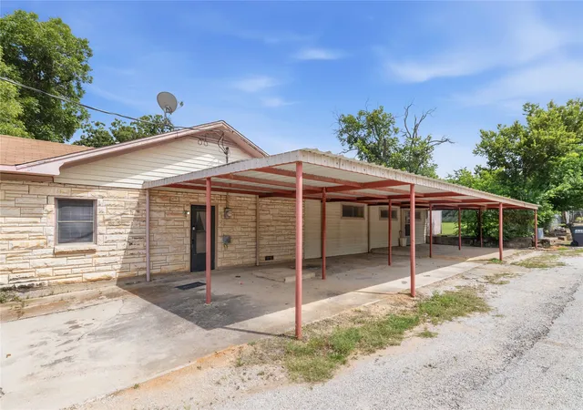 Homes for sale in De Leon, TX | 500 E Ham Ave, De Leon, TX 76444 | MLS# 21293510
