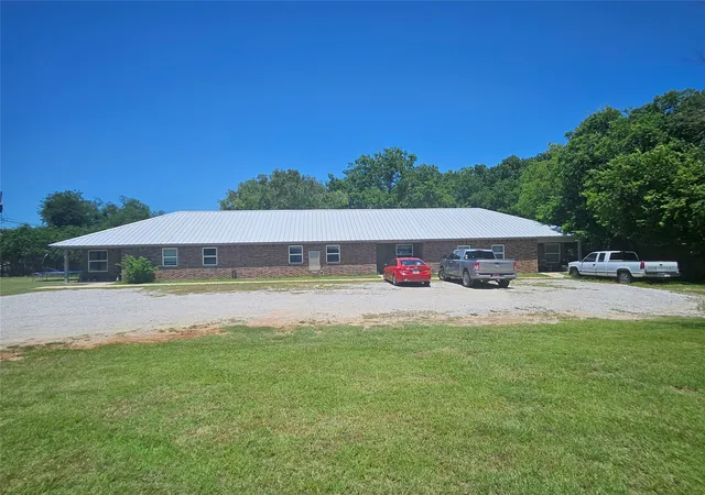 Photo 2 of Multi family home for sale at 412 W Franklin St, Alvord, TX 76225 | MLS# 21293554 | Listing updated on 2026-07-23