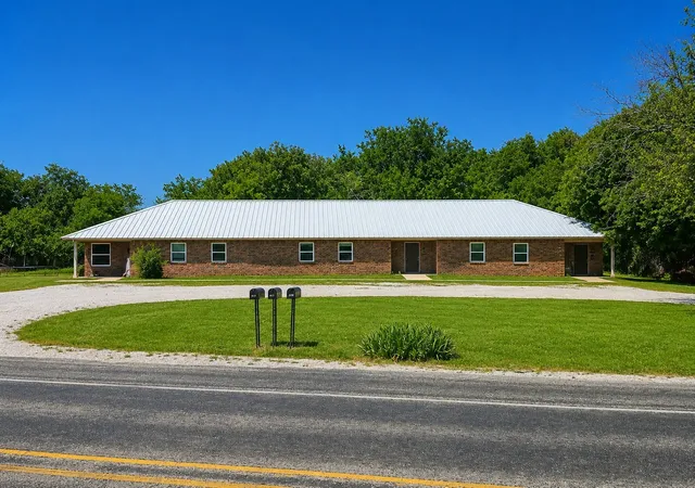 Photo 3 of House for sale at 412 W Franklin St, Alvord, TX 76225 | MLS# 21293554 | Listing updated on 2026-07-23