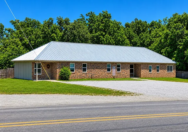 Photo 4 of House for sale at 412 W Franklin St, Alvord, TX 76225 | MLS# 21293554 | Listing updated on 2026-07-23