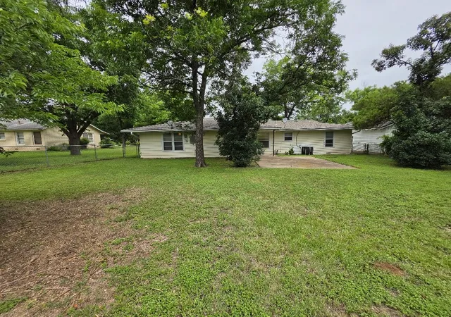17th image of 215 Woodard Ave, Cleburne, TX 76033 | MLS# 21293590