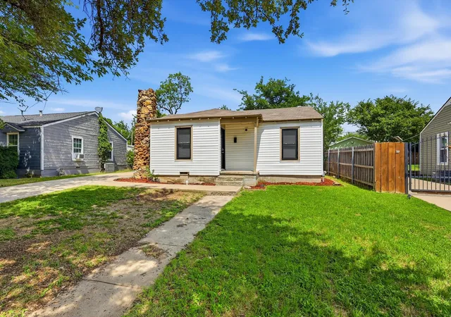Photo 3 of Single family home for sale at 5021 Royal Dr, Fort Worth, TX 76116 | MLS# 21283798 | Listing updated on 2026-08-17