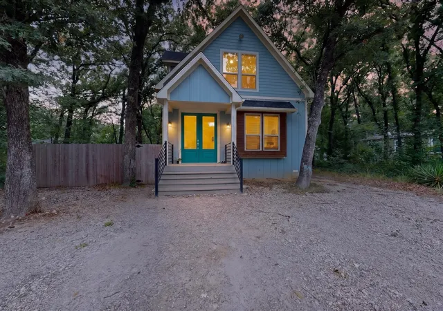 Photo 2 of Single family home for sale at 121 Elk Cove Dr, Mabank, TX 75156 | MLS# 21292857 | Listing updated on 2026-09-30
