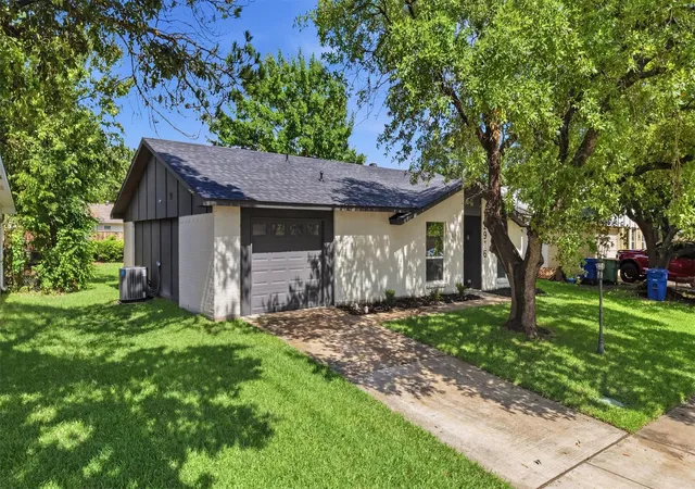 Photo 3 of Sale Pending at 2916 Rayswood Dr, Carrollton, TX 75007 | MLS# 21293727 | Listing updated on 2026-07-18