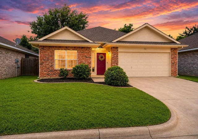 Homes for sale in Lake Dallas, TX | 313 Texas Dr, Lake Dallas, TX 75065 | MLS# 21287769