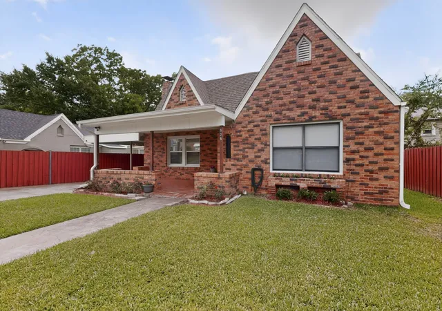 Photo 3 of Single family home for sale at 926 S Kennedy Ave, Tyler, TX 75701 | MLS# 21292554 | Listing updated on 2026-09-27