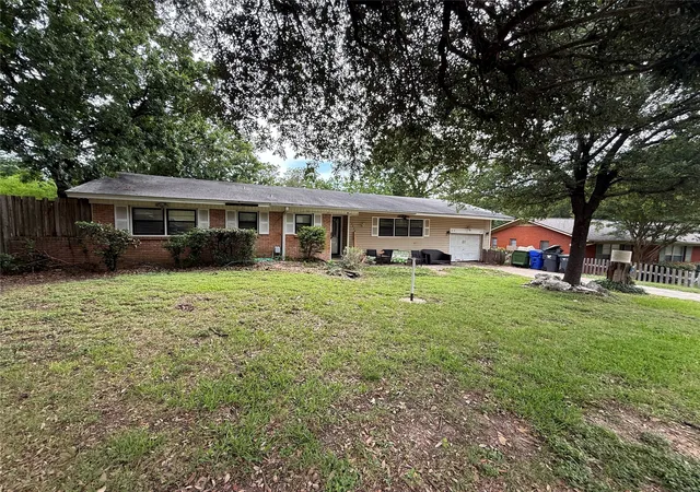 2nd image of 2324 Oak Cliff Dr, Waco, TX 76710 | MLS# 21291081