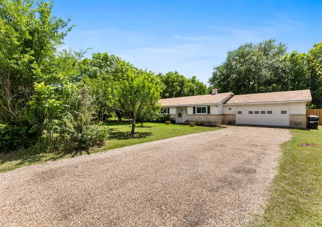 Photo 3 of Single family home for sale at 406 Cindy Ln, Lorena, TX 76655 | MLS# 21275615 | Listing updated on 2026-08-24