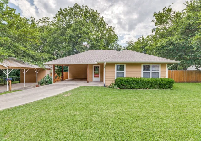 Homes for sale in Whitesboro, TX | 105 Pecan St, Whitesboro, TX 76273 | MLS# 21290564