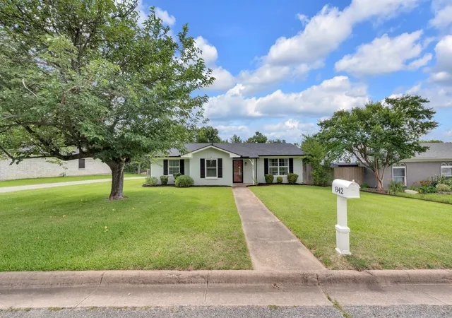 Homes for sale in Sherman, TX | 842 Starlight Dr, Sherman, TX 75090 | MLS# 21291255