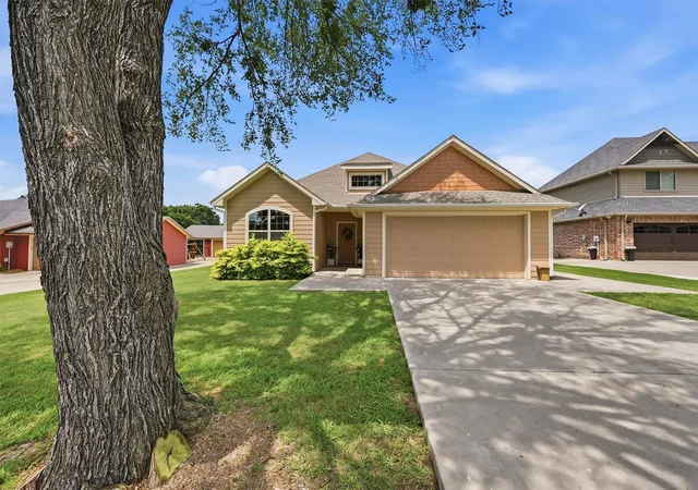 Homes for sale in Lake Kiowa, TX | 114 Sequoya Dr, Lake Kiowa, TX 76240 | MLS# 21293818