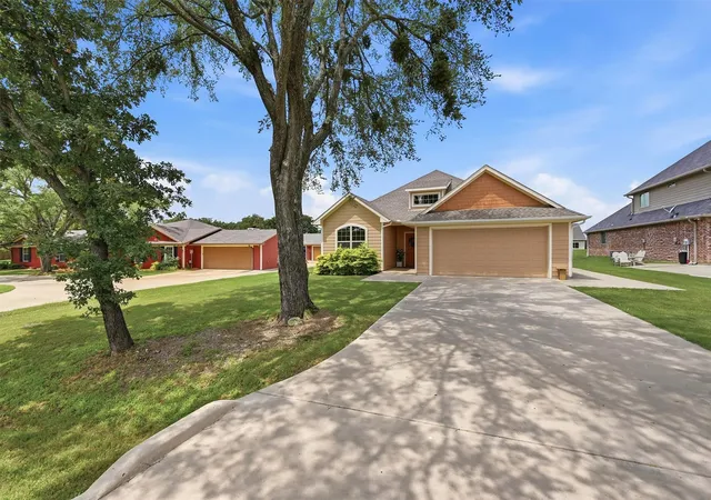 Homes for sale in Lake Kiowa, TX | 114 Sequoya Dr, Lake Kiowa, TX 76240 | MLS# 21293818