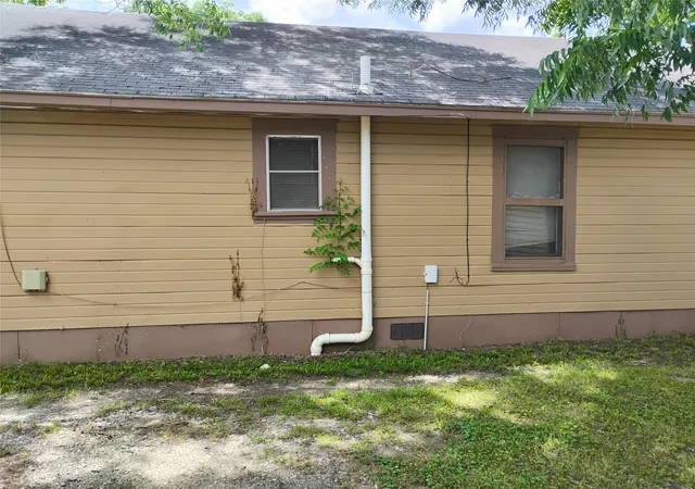 Photo 2 of Sale Pending at 624 W Morton St, Denison, TX 75020 | MLS# 21294045 | Listing updated on 2026-07-22