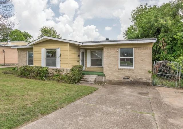 Photo 2 of Single family home for sale at 1112 E Ann Arbor Ave, Dallas, TX 75216 | MLS# 21294050 | Listing updated on 2026-07-28