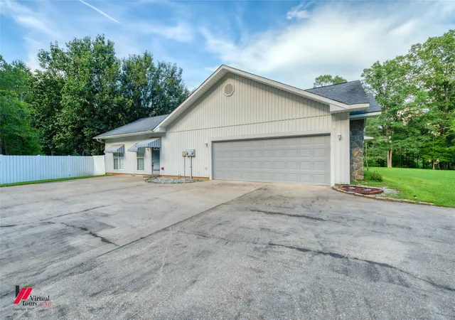 Photo 2 of Single family home for sale at 1580 Machen Dr, Springhill, LA 71075 | MLS# 21294061 | Listing updated on 2026-08-22