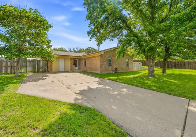Photo 2 of Single family home for sale at 231 Choctaw Dr, Stephenville, TX 76401 | MLS# 21289145 | Listing updated on 2026-10-05