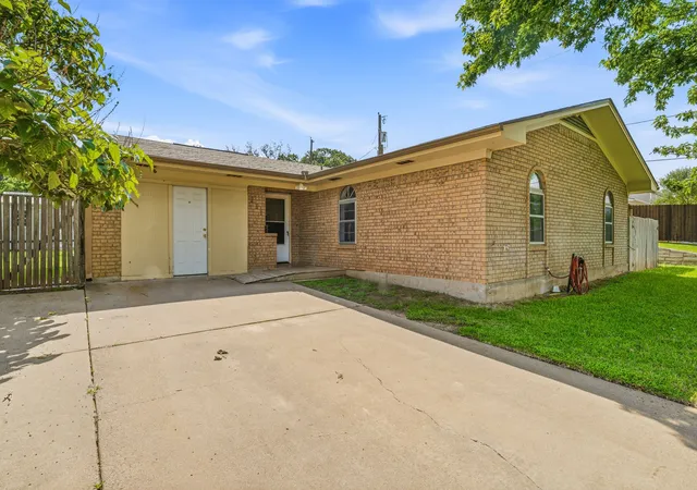 Photo 3 of Single family home for sale at 231 Choctaw Dr, Stephenville, TX 76401 | MLS# 21289145 | Listing updated on 2026-10-05
