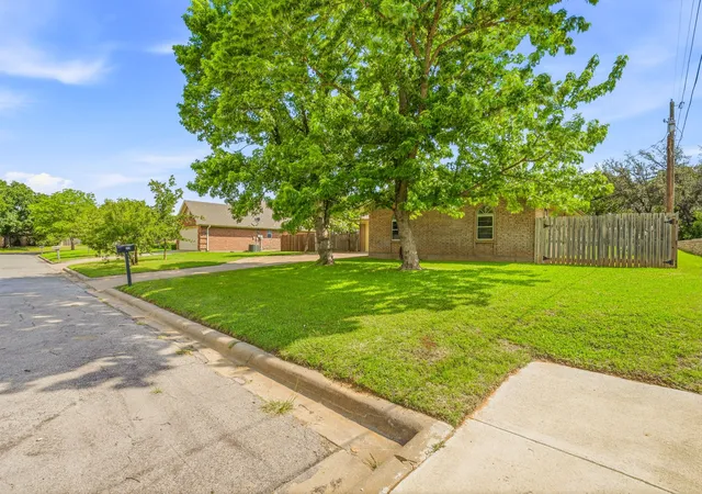 Photo 3 of Single family home for sale at 231 Choctaw Dr, Stephenville, TX 76401 | MLS# 21289145 | Listing updated on 2026-10-05