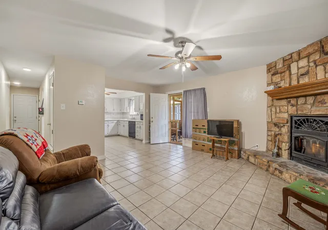 Photo 4 of Single family home for sale at 231 Choctaw Dr, Stephenville, TX 76401 | MLS# 21289145 | Listing updated on 2026-10-05