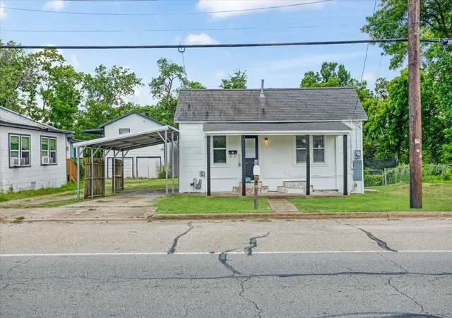Photo 1 of Single family home for sale at 715 W Sam Rayburn Dr, Bonham, TX 75418 | MLS# 21293687 | Listing updated on 2026-08-24