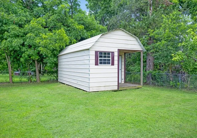 Photo 25 of Single family home for sale at 715 W Sam Rayburn Dr, Bonham, TX 75418 | MLS# 21293687 | Listing updated on 2026-08-24