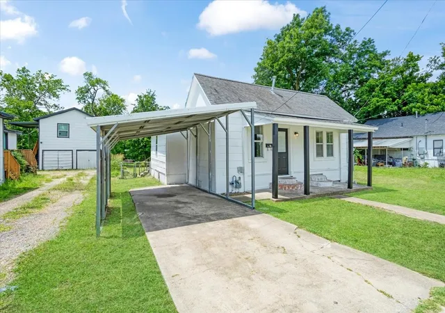Photo 2 of Single family home for sale at 715 W Sam Rayburn Dr, Bonham, TX 75418 | MLS# 21293687 | Listing updated on 2026-08-24