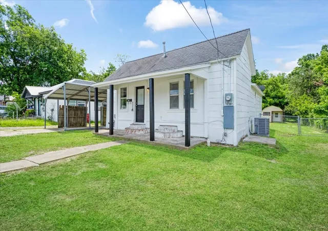 Photo 3 of Single family home for sale at 715 W Sam Rayburn Dr, Bonham, TX 75418 | MLS# 21293687 | Listing updated on 2026-08-24