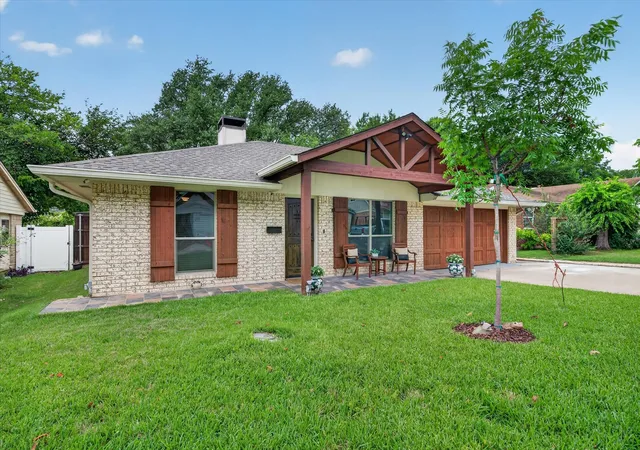 Homes for sale in Duncanville, TX | 527 Falling Leaves Dr, Duncanville, TX 75116 | MLS# 21294126