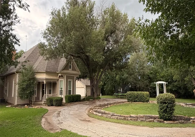 Homes for sale in Jacksboro, TX | 445 W Belknap St, Jacksboro, TX 76458 | MLS# 21289544