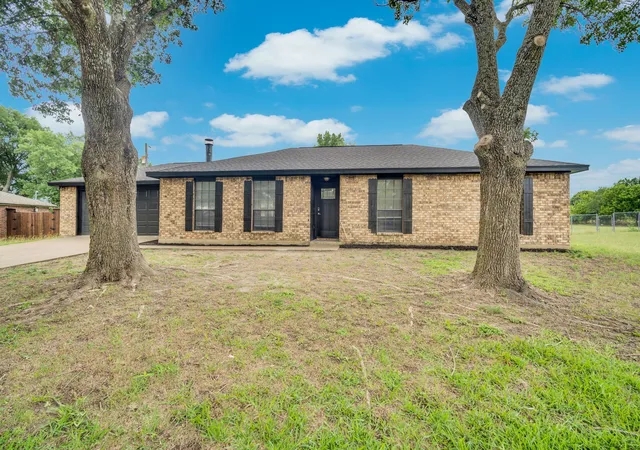 Homes for sale in Waxahachie, TX | 114 Becky Ln, Waxahachie, TX 75165 | MLS# 21291710