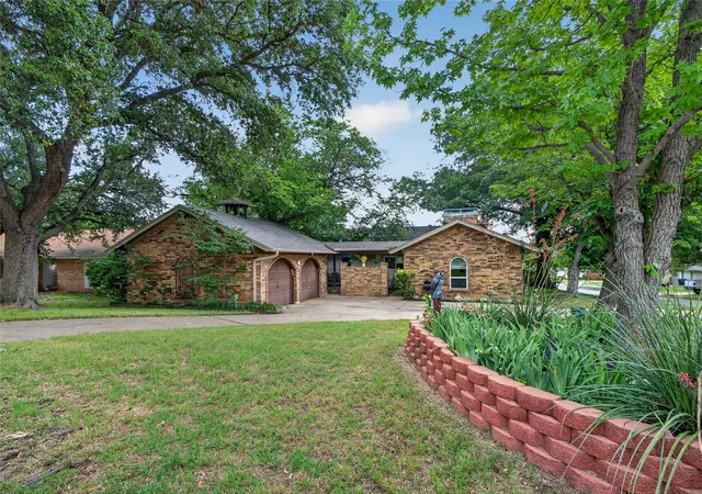 Photo 2 of Single family home for sale at 5310 Westminster Ct S, Fort Worth, TX 76133 | MLS# 21282277 | Listing updated on 2026-08-29