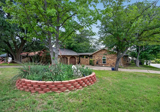 Photo 4 of Single family home for sale at 5310 Westminster Ct S, Fort Worth, TX 76133 | MLS# 21282277 | Listing updated on 2026-08-29