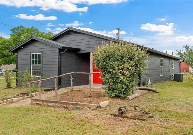 Photo 3 of Single family home for sale at 3336 Kendall Ln, Waco, TX 76705 | MLS# 21294147 | Listing updated on 2026-08-20