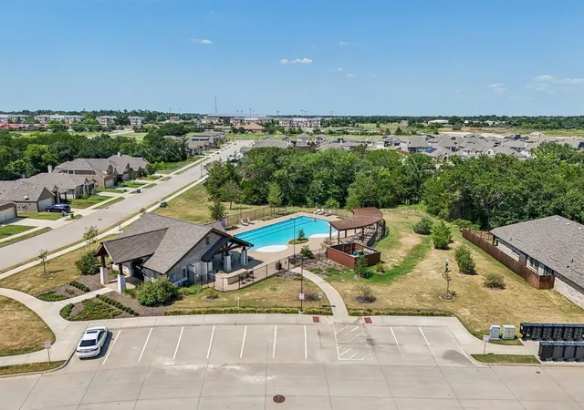 Homes for sale in Aubrey, TX | 1016 Eastland Ln, Aubrey, TX 76227 | MLS# 21283938