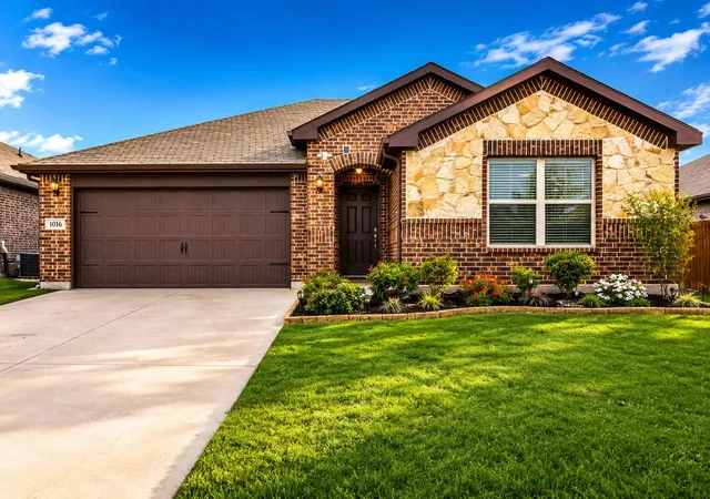 Homes for sale in Aubrey, TX | 1016 Eastland Ln, Aubrey, TX 76227 | MLS# 21283938