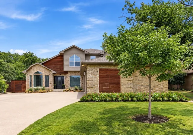 Photo 2 of Single family home for sale at 219 Navajo Trl, Gainesville, TX 76240 | MLS# 21294184 | Listing updated on 2026-09-16
