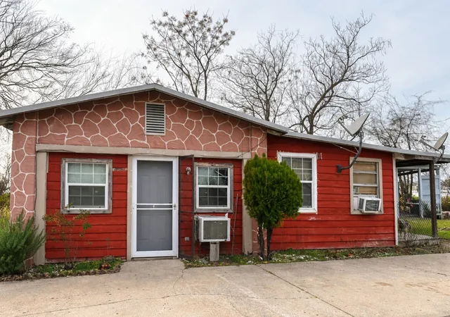 Photo 3 of Single family home for sale at 108 N Ellis Ave Ave, Mount Pleasant, TX 75455 | MLS# 21284955 | Listing updated on 2026-08-21