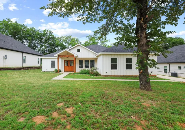 Photo 2 of Single family home for sale at 1834 S Park Ave, Denison, TX 75020 | MLS# 21287886 | Listing updated on 2026-09-20