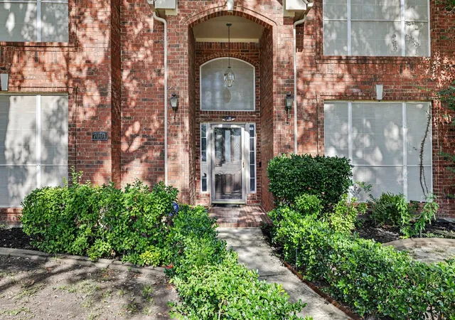 Photo 3 of Single family home for sale at 7004 Hillview Dr, Plano, TX 75025 | MLS# 21293759 | Listing updated on 2026-08-30