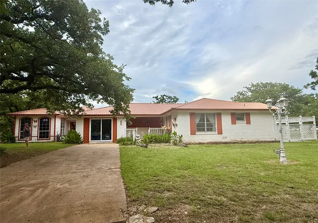 Photo 2 of Single family home for sale at 4216 Greenwood Rd, Weatherford, TX 76088 | MLS# 21294476 | Listing updated on 2026-08-22