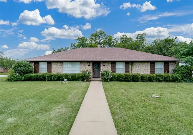 Photo 2 of Sale Pending at 1706 Stagecoach Dr, Pantego, TX 76013 | MLS# 21291721 | Listing updated on 2026-07-17