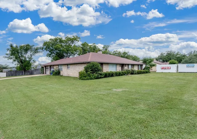 Photo 3 of Sale Pending at 1706 Stagecoach Dr, Pantego, TX 76013 | MLS# 21291721 | Listing updated on 2026-07-17