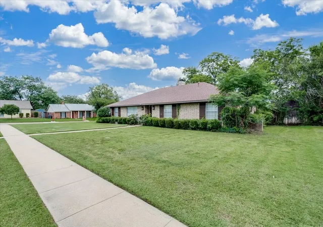 Photo 3 of Sale Pending at 1706 Stagecoach Dr, Pantego, TX 76013 | MLS# 21291721 | Listing updated on 2026-07-17