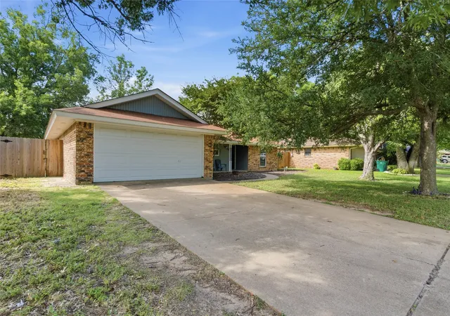 Photo 3 of Single family home for sale at 119 Blue Jay St, Stephenville, TX 76401 | MLS# 21293973 | Listing updated on 2026-07-05