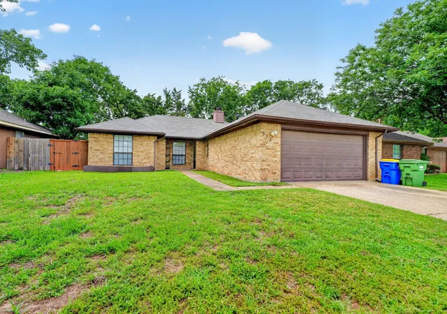 Photo 2 of Sale Pending at 513 Thomas Trl, Seagoville, TX 75159 | MLS# 21294685 | Listing updated on 2026-07-17