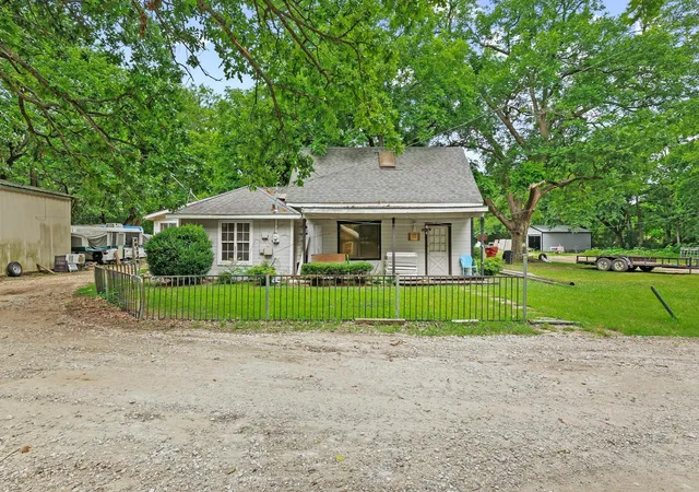 Photo 2 of Sale Pending at 101 Smith St, Bonham, TX 75418 | MLS# 21294732 | Listing updated on 2026-07-27