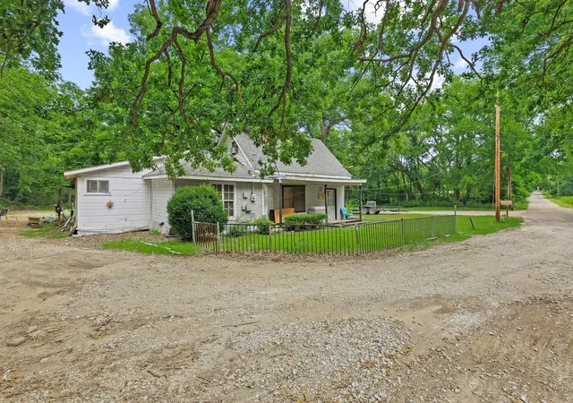 Photo 3 of Sale Pending at 101 Smith St, Bonham, TX 75418 | MLS# 21294732 | Listing updated on 2026-07-27