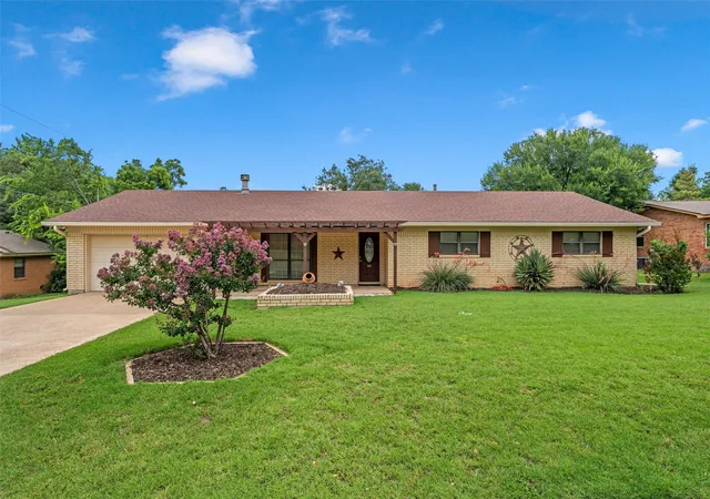 Photo 1 of Sale Pending at 733 Arliss Dr, Woodway, TX 76712 | MLS# 21286945 | Listing updated on 2026-07-25